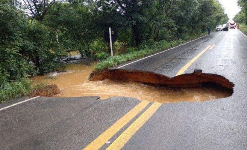 Trecho totalmente interditado da BR-349, na altura do km 831, entre Bom Jesus da Lapa e Santa Maria da Vitória, na Bahia