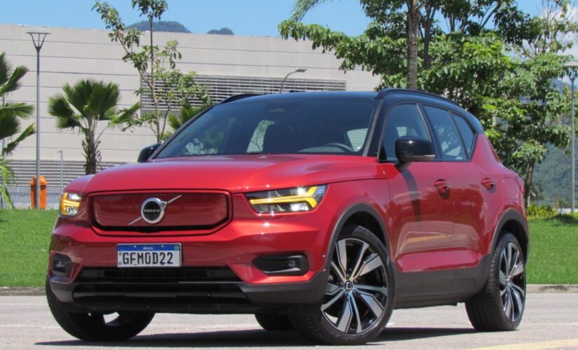 A bateria de 78 kWh do Volvo XC40 el&eacute;trico oferece um alcance de mais de 400 quil&ocirc;metros com uma &uacute;nica carga e pode ser carregada em uma tomada convencional ou por meio de Wallboxos