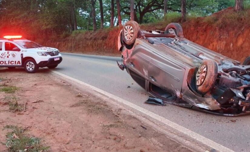 Homem em 'saidinha' rouba carro, perde o controle e capota em estrada de Sorocaba