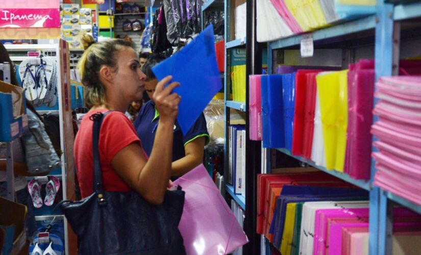 Procon orienta consumidor que pesquise os preços antes de comprar o material escolar solicitado pela escola 
