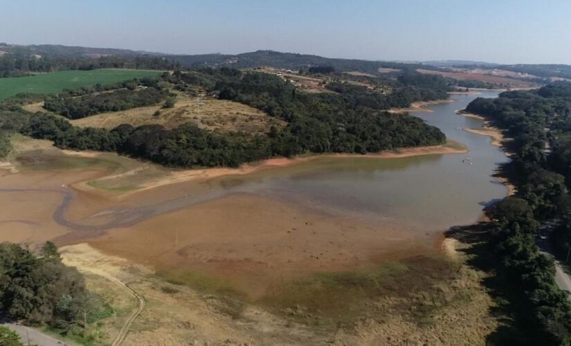 Estiagem provocou queda drástica do nível de água na represa de Itupararanga, que abastece a região 