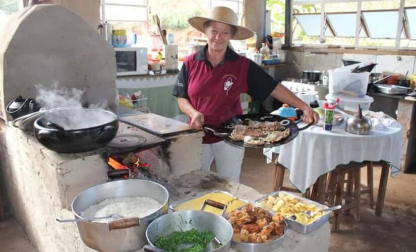 Focado em pratos típicos da região, cardápio oferece frango caipira, torresmo e diversas iguarias preparadas no fogão à lenha