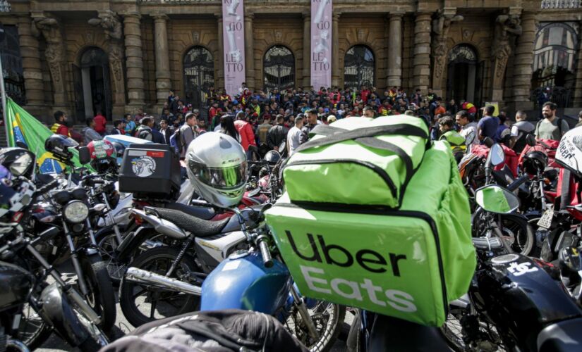 Motocicletas com mochila de entrega e logo Uber Eats