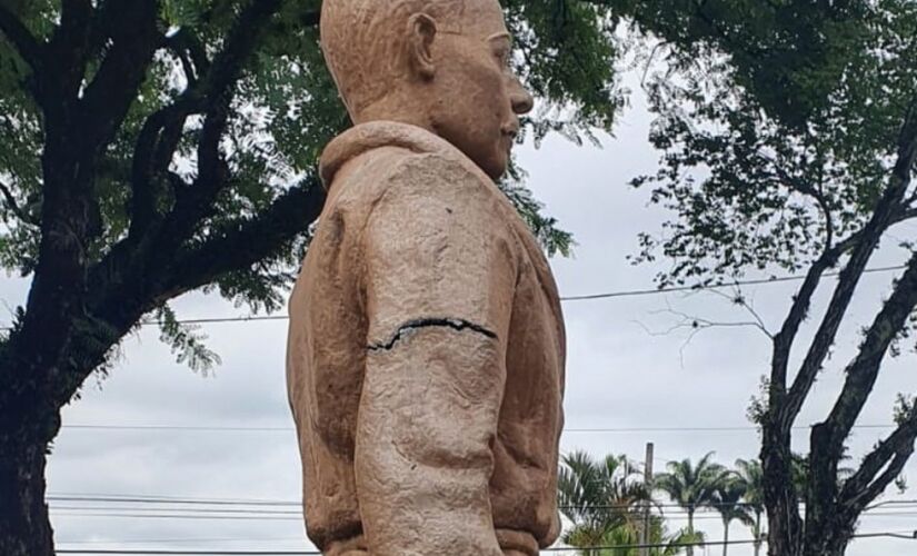 Estátua de Almeida Júnior com braço quebrado