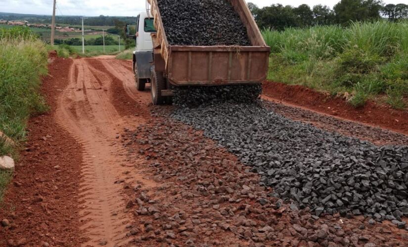 Trabalhos em estrada rural de Porto Feliz ap&oacute;s fortes chuvas
