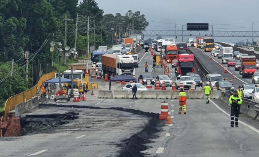 A pista marginal da Via Dutra (SP-116), na altura do km 214, em Guarulhos, sentido SP, está bloqueada devido à cratera que se abriu na pista. 