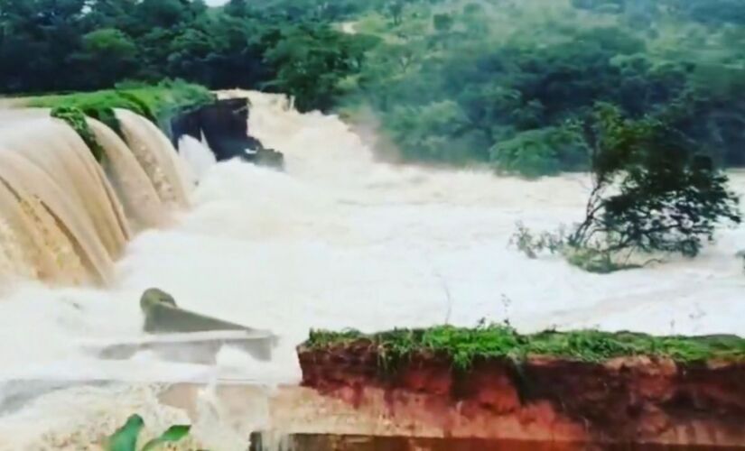 Corpo de Bombeiros e a Defesa Civil de Minas Gerais monitoram a barragem hidrelétrica da Usina do Carioca após ameaça de rompimento.