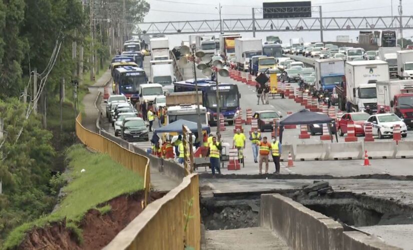 No local o asfalto cedeu na última quinta-feira, possivelmente por causa das chuvas, e uma cratera foi aberta na via marginal