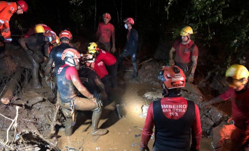 Cinco pessoas morreram após carro ser atingido por deslizamento de terra na região do Retiro do Chalé, em Brumadinho