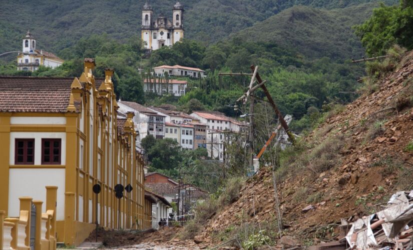 Deslizamento de terra destrói casarão na cidade de Ouro Preto