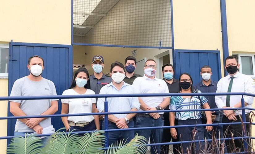 Na foto, os gestores da Santa Casa e os vereadores Paulo Adriano Benedetti (Republicanos), Marcelo Tuani (PTB), Cássio Carlota (PTB), Pastora Roselene (PTB), Luís Diniz (PSL) e assessores  