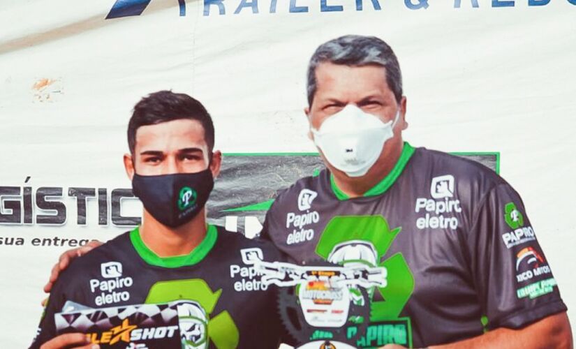 Júlio Cesar e Maurício Michelin, dono da equipe 'Papiro Motocross'; o atleta também conta com o apoio do empresário Alexandre Ramos