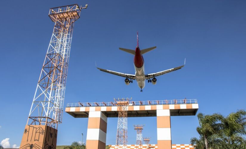Avião durante aterrissagem  Aeroporto de Congonhas 