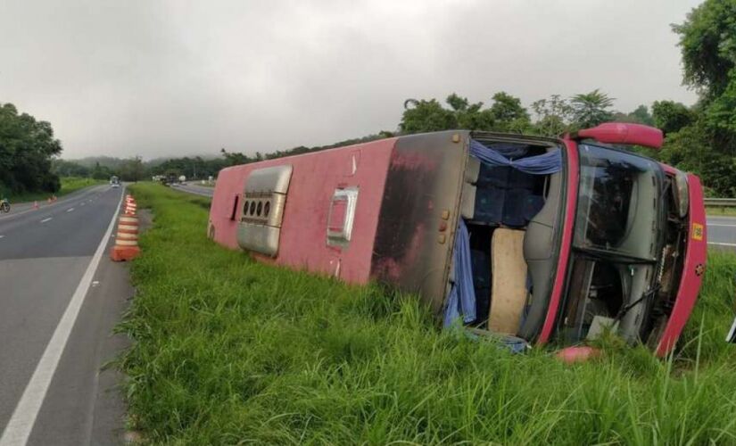 O acidente aconteceu no canteiro central do Km 409, na pista sentido São Paulo