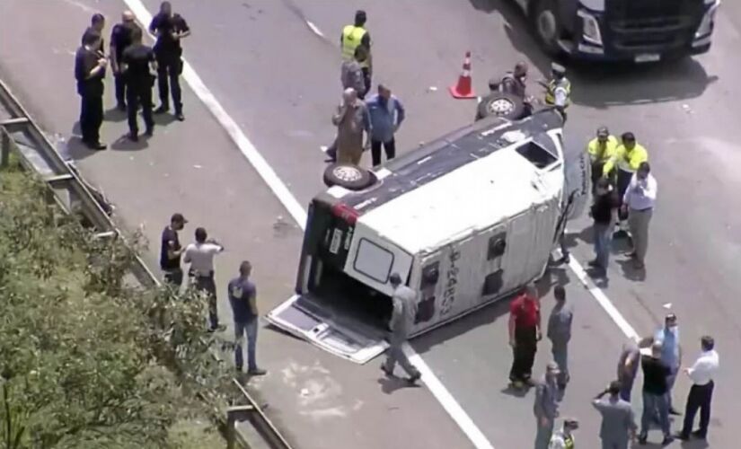 Van com 16 detentos capota na Rodovia Ayrton Senna e deixa feridos 