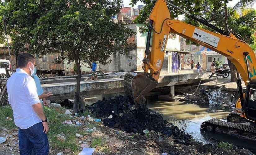 Obra de saneamento na comunidade do Jacarezinho