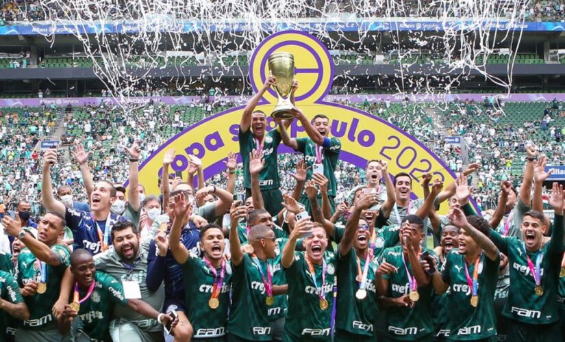 O capitão do Palmeiras, Pedro Bicalho (dir.), levanta a taça de campeão da Copa São Paulo de Futebol Júnior 