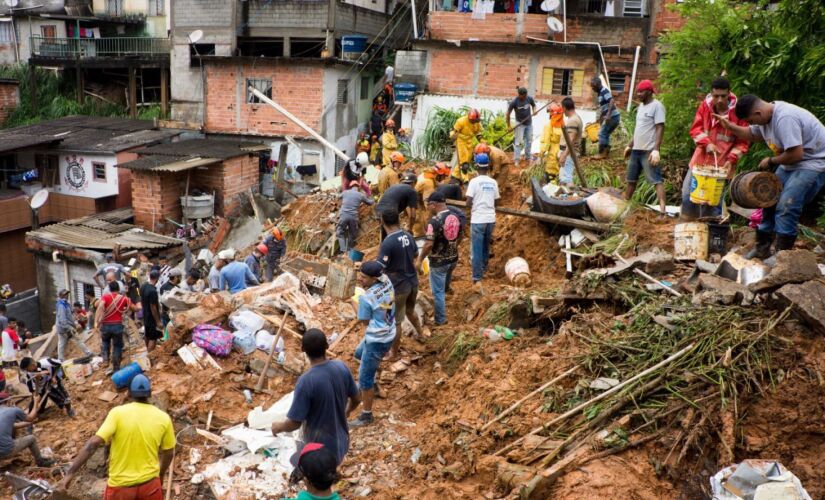 Deslizamento de terra em Franco da Rocha , na Grande SP