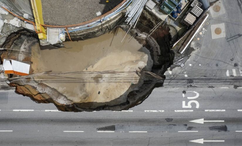 Cratera na Marginal do Tietê após desabamento em obra do Metrô na manhã desta terça-feira 