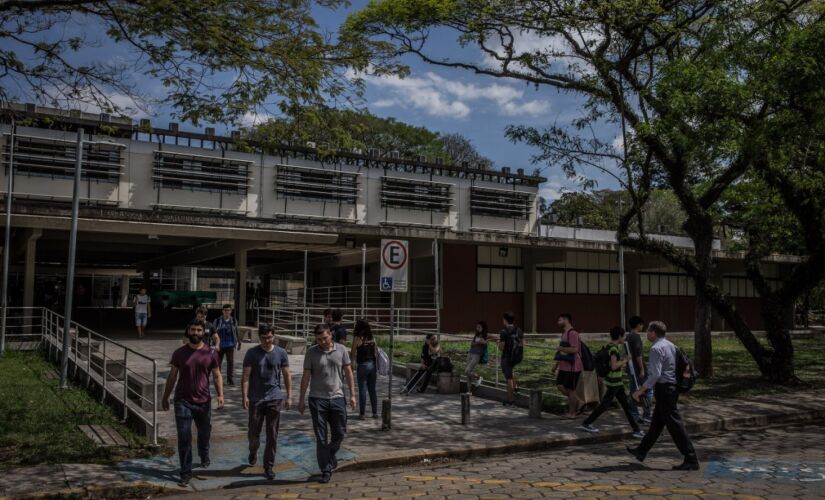 Movimentação de estudantes em frente a POLI