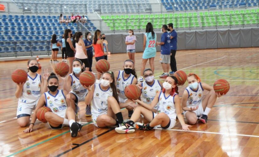 O basquete feminino teve 22 garotas inscritas na seleção ocorrida sábado (29) no Teatrão e 17 selecionadas em São José
