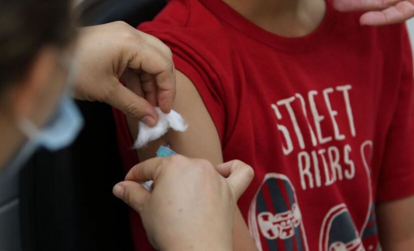 A ideia de buscar ativamente as crianças aptas a receberem 
a vacina nas escolas é ter 100% deste público imunizado