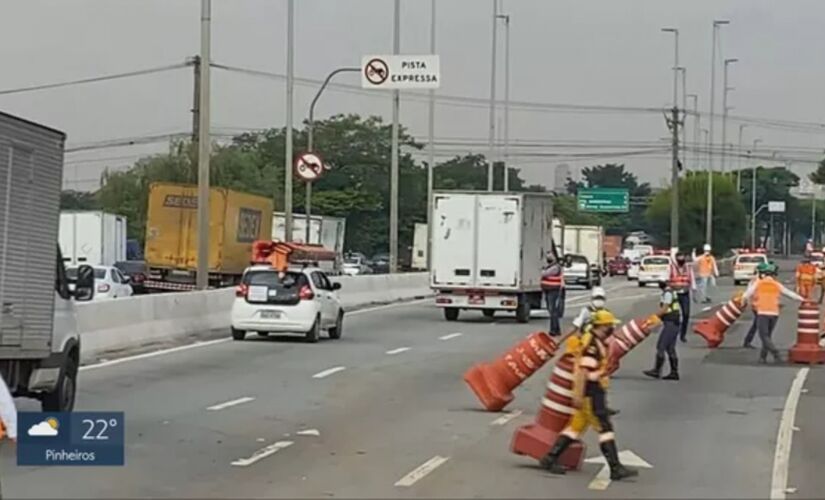 A pista central da Marginal Tietê foi liberada para a circulação de automóveis às 17h01 desta quinta-feira 