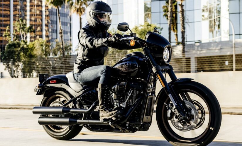 A nova versão da linha Softail ganhou um motor V-Twin Milwaukee-Eight 117, que  dará um desempenho mais agressivo