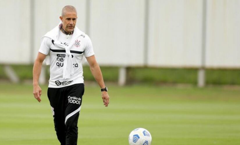 Sylvinho, agora ex-técnico do Corinthians