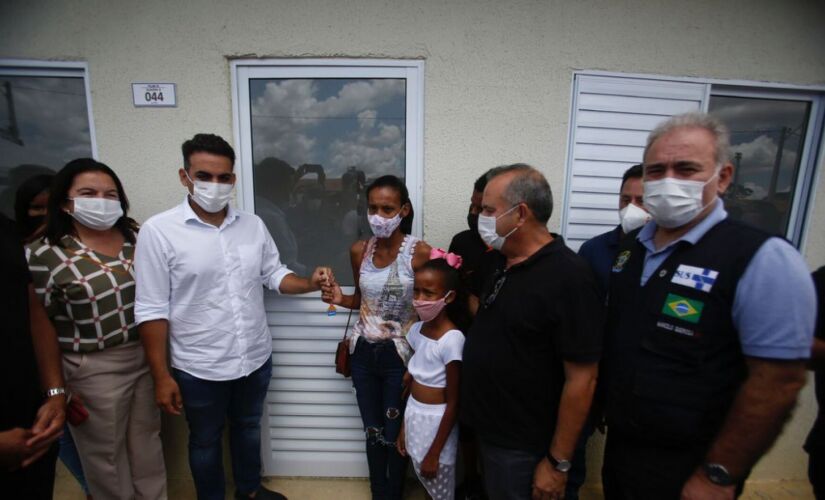 Ministros entregam primeiras unidades de residencial em Alagoas 