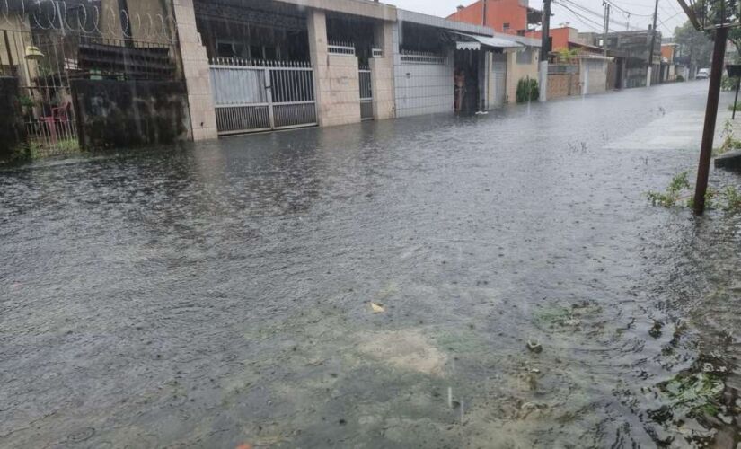 Por volta das 9h, a Prefeitura de Santos emitiu uma nota afirmando que as autoridades haviam colocado os morros em estado de observação