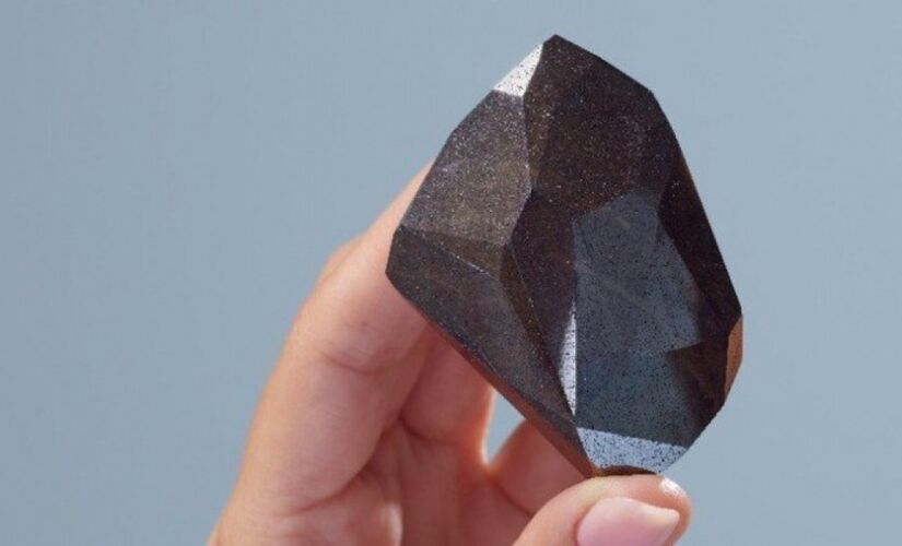 O maior diamante negro natural do mundo foi leiloado por 
R$ 22,5 milhões; acredita-se que a peça não seja da Terra 