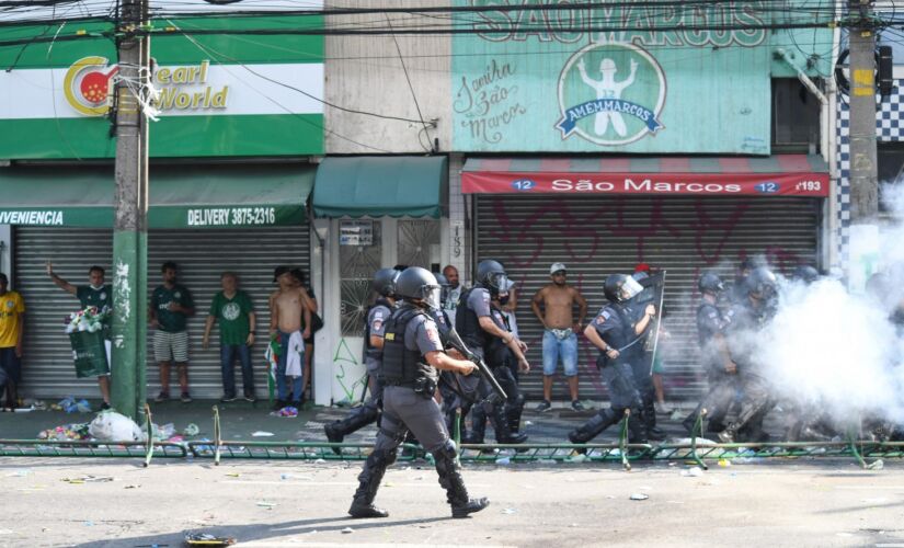 Torcida do Palmeiras entra em confronto com a policia em frente ao Allianz Parque