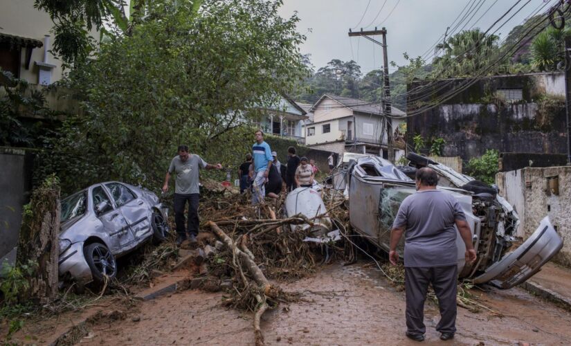 Fortes chuvas deixaram ruas destru&iacute;das na cidade