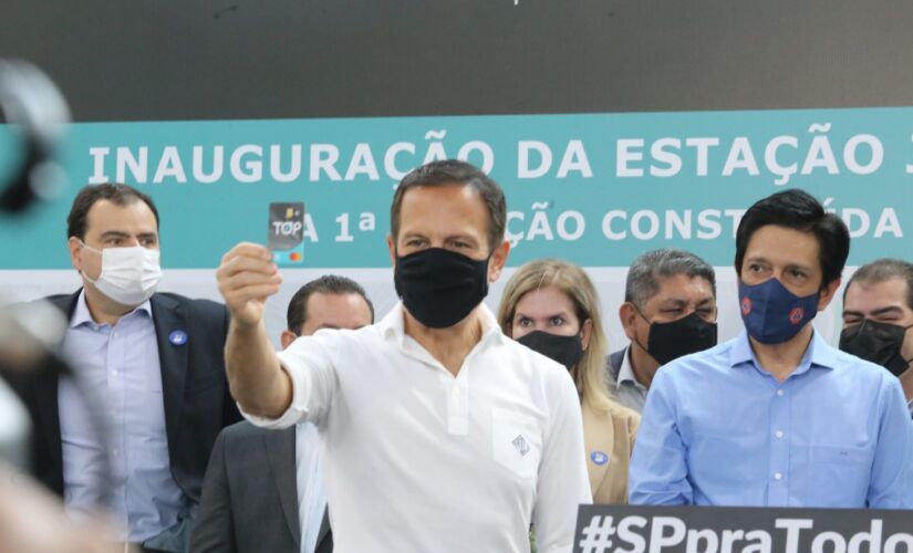 João Doria (PSDB) com uma unidade de cartão TOP