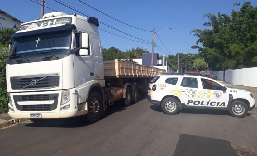 Homens s&atilde;o presos por suspeita de tentativa de roubo a motorista de caminh&atilde;o em Porto Feliz 