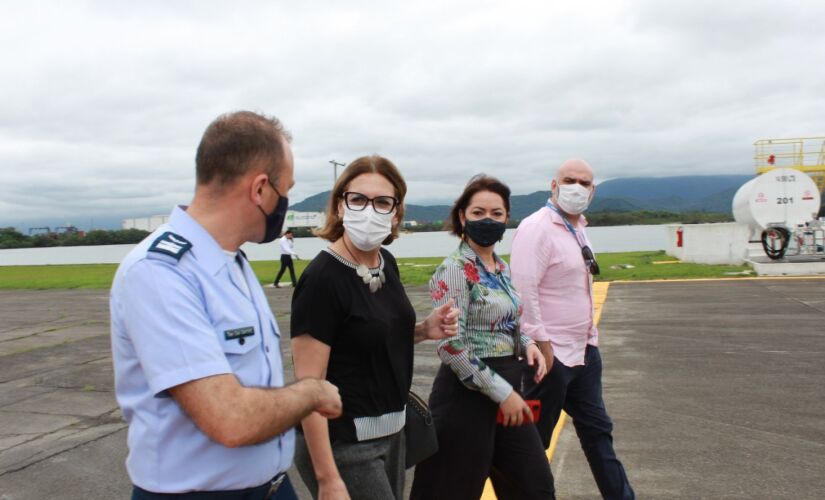 Rosana Valle em visita a local futuro aeroporto em Guarujá