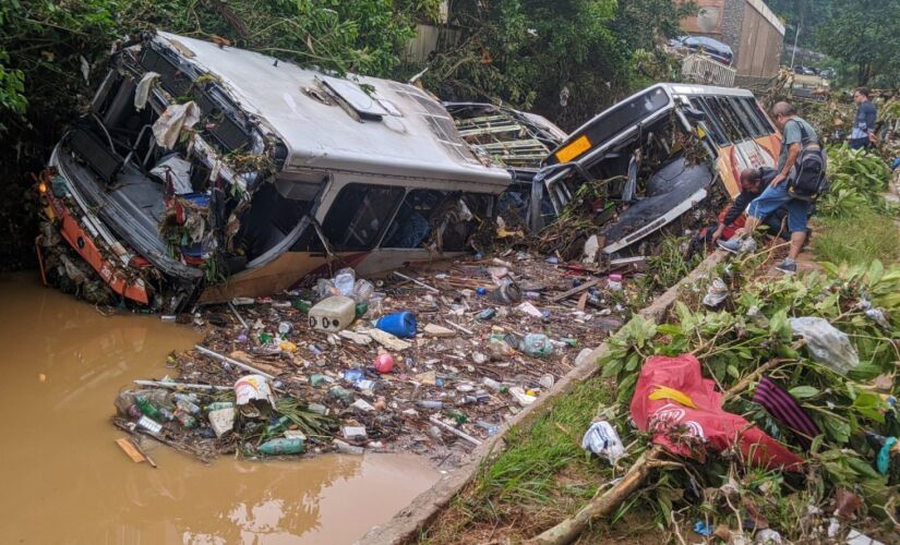 Ônibus foram parar dentro de rio após as fortes chuvas que atingiram Petrópolis, na serra fluminense