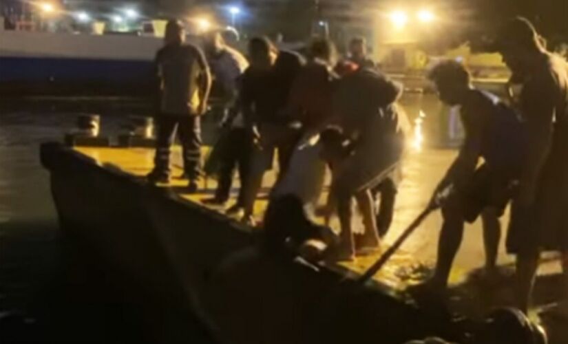 Cansados de esperar, dois passageiros tentam pular de balsa para píer e caem no mar