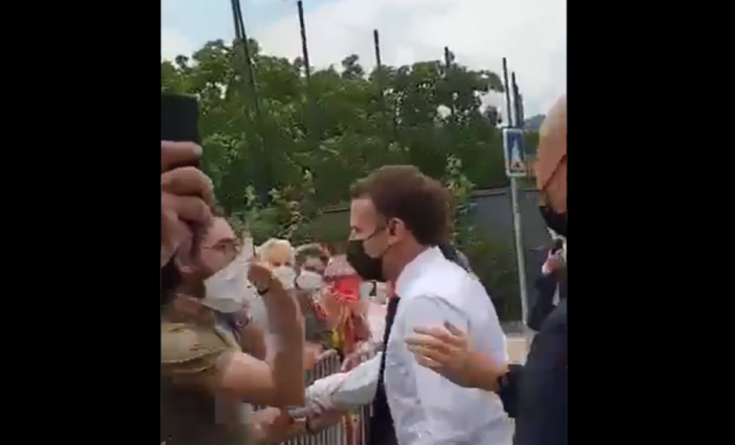 Momento em que o presidente francês recebe um tapa no rosto