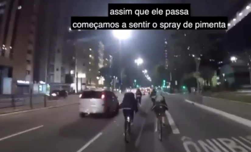 Video mostra momento em que as ciclistas foram atacadas por motociclista