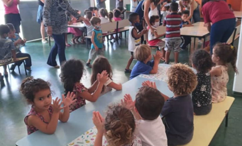 Movimentação de crianças e professores em escola