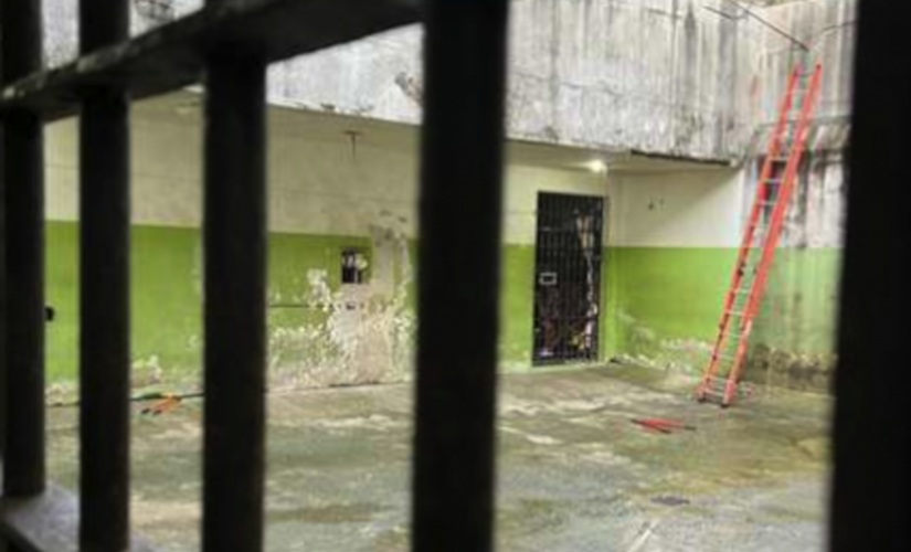 Por volta das 5h de sexta-feira, homens armados com fuzis conseguiram acessar o pátio interno com escadas