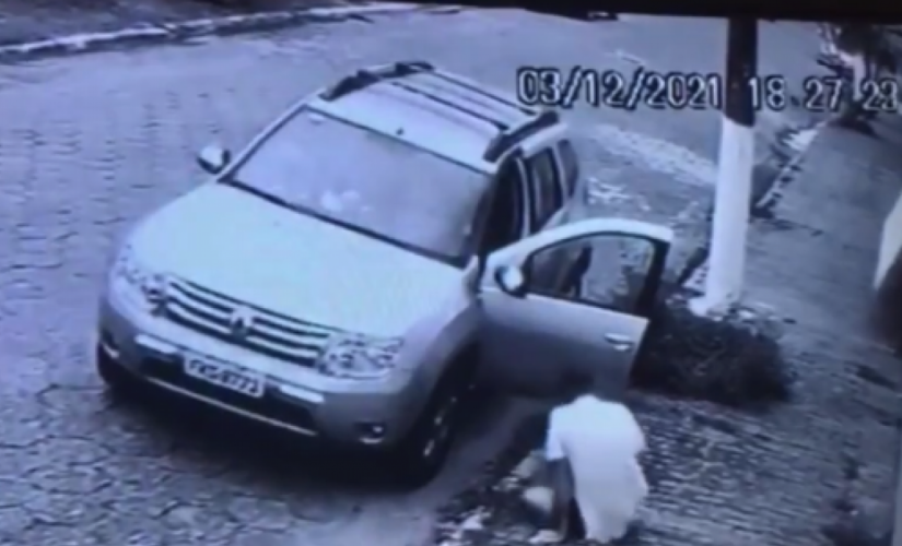 Trecho do vídeo mostra mulher atirando no marido
