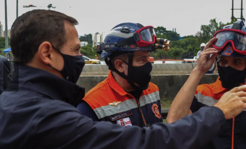 João Doria (PSDB) em visita ao local do acidente