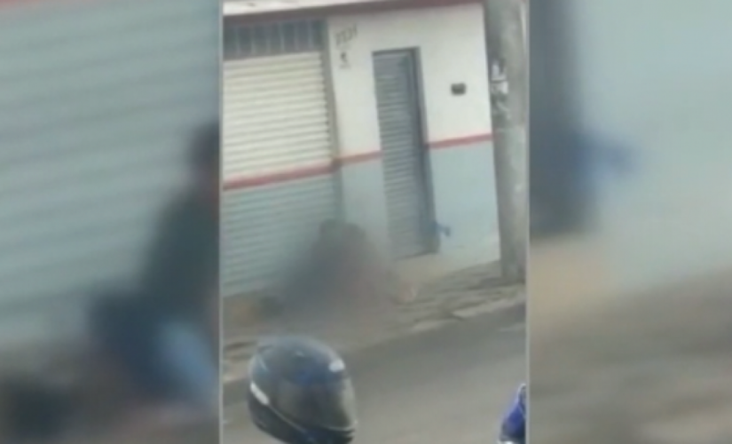 Casal foi flagrado por pedestres que passavam pelo local