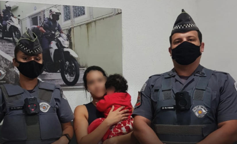 Mãe e filha com agentes da PM após resgate