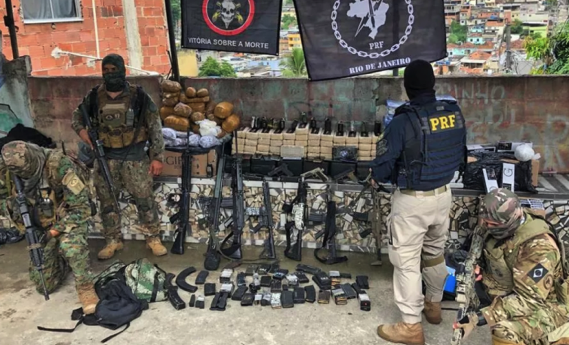 Policiais mostram material apreendido nesta sexta