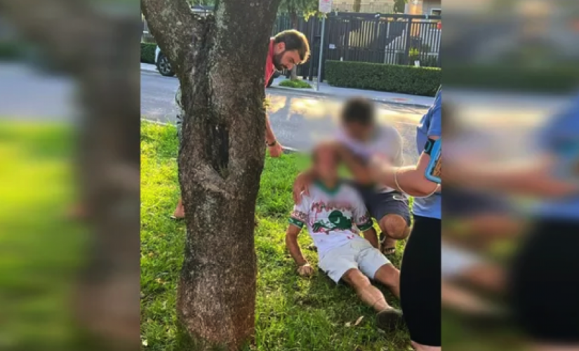 Foto mostra vítima e suspeito logo após a agressão