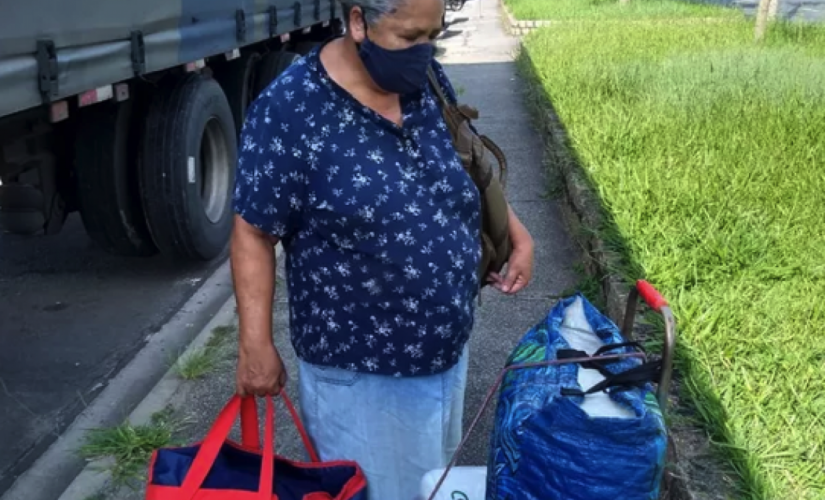 Vitória Maria da Silva Marques, de 60 anos, continua as vendas mas agora à pé